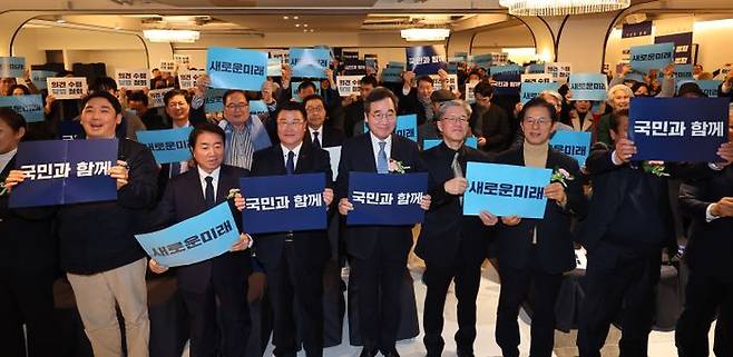 2일 오후 인천 계양구 카리스호텔에서 열린 새로운미래 인천시당 창당대회에서 이낙연 인재위원장과 이석현 공동 창당준비위원장 등 주요 당직자와 당원들이 만세를 외치고 있다. ⓒ연합뉴스