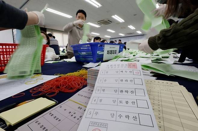 2일 서울 종로구 서울시선거관리위원회에서 선거관리위원회 직원들이 22대 총선 대비 모의개표 실습을 하고 있다. ⓒ뉴시스