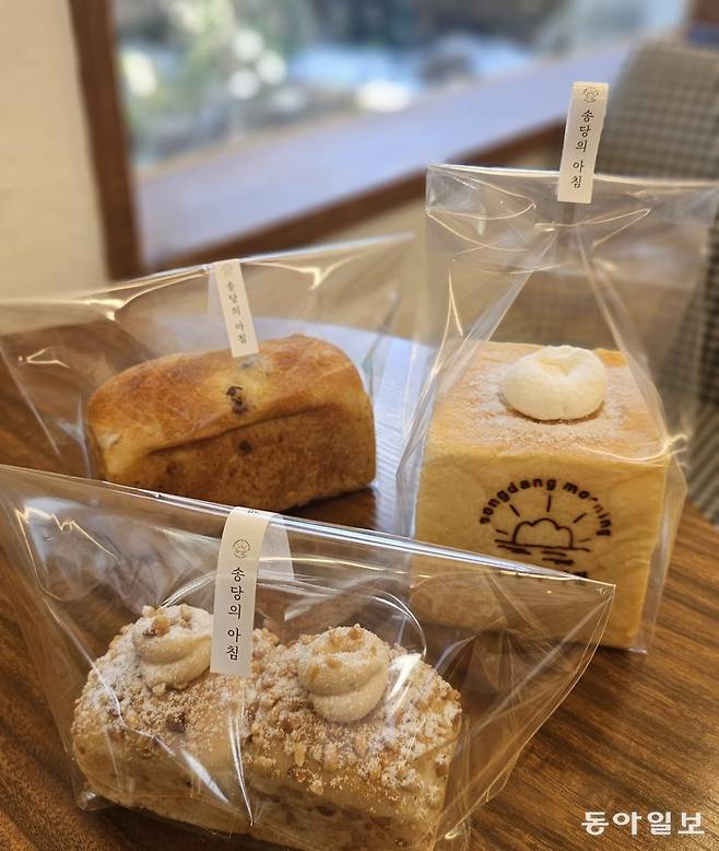 드라마 ‘박하경 여행기’에 나왔던 동네 빵집 ‘송당의 아침’에서 산 빵들. 제주=김선미 기자