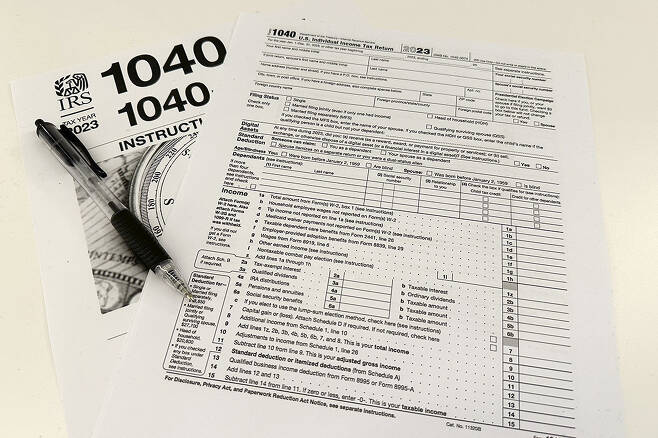 미국의 ‘IRS 1040’ 양식은 연간 소득세 신고서를 제출할 때 사용하는 공식 문서입니다.  과세 대상 소득과 해당 소득에 대한 세금을 계산하기 위해 수많은 항목을 납세자가 직접 기입해야 합니다.  AP 뉴시스