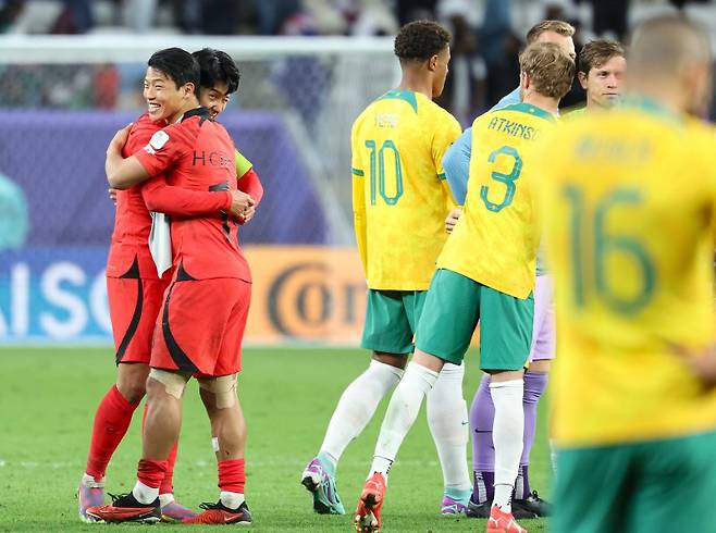 (알와크라(카타르)=뉴스1) 김성진 기자 = 대한민국 주장 손흥민과 황희찬이 2일(현지시간) 카타르 알와크라 알자누브 스타디움에서 열린 2023 아시아축구연맹(AFC) 카타르 아시안컵 8강전 호주와 대한민국의 경기에서 연장 접전 끝에 2대1로 승리를 거둬 4강 진출을 확정지은 뒤 기뻐하고 있다. 2024.2.3/뉴스1 /사진=뉴스1화상