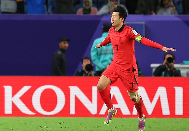 손흥민이 2일(현지시각) 열린 2023 아시아축구연맹(AFC) 아시안컵 8강전 호주와 경기에서 연장 프리킥 결승골을 터트린 뒤 기뻐하고 있다. 도하/연합뉴스