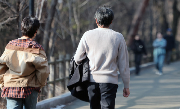 서울 중구 남산에서 시민들이 겉옷을 벗어 손에 들고 산책하고 있다. [사진=뉴시스]