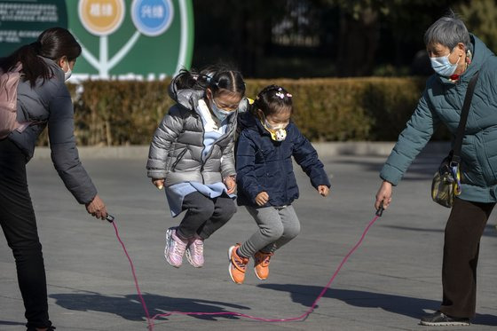 중국에선 고액 줄넘기 과외가 성행하고 있다. 그렇지 않아도 심각한 교육 경쟁에 줄넘기가 기름을 붓고 있다는 평가다. 코로나19가 여전했던 지난해, 베이징 공원에서 줄넘기를 연습하는 아이들. AP=연합뉴스