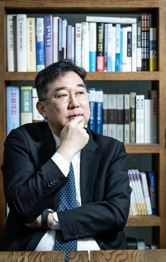 양승태 전 대법원장의 변호인인 이상원 변호사가 지난달 31일 서울 사무실에서 5년간의 1심 소회를 밝혔다. 그는 ‘사법농단’ 사건을 “일군의 좌파 판사들의 오해”라고 말했다. 박종근 기자