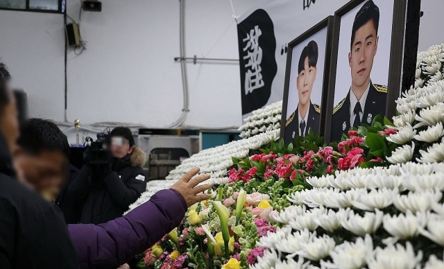 고(故) 김수광 소방장과 박수훈 소방교의 영결식이 열린 3일 오전 영결식에 앞서 고인들의 직장인 경북 문경소방서를 찾은 유족들이 영정 사진을 바라보고 있다. 연합뉴스