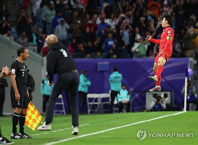 3일(한국시간) 카타르 알와크라 알자누브 스타디움 열린 2023 아시아축구연맹(AFC) 아시안컵 8강전 한국과 호주의 경기. 손흥민이 연장 전반 프리킥으로 역전골을 성공시킨 뒤 세리머니를 하고 있다.[사진 제공 = 연합뉴스]