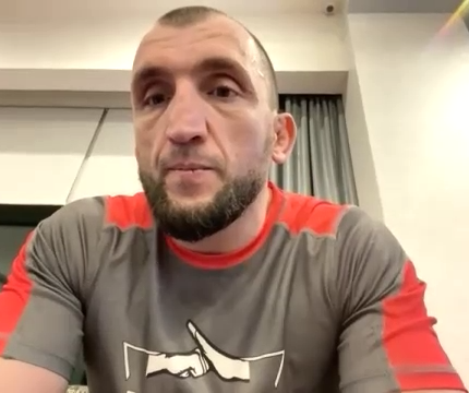 무슬림 살리호프가 UFC 파이트 나이트 235 사전 화상 인터뷰에서 MK스포츠 질문을 듣고 있다.