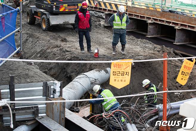 (서울=뉴스1) 유승관 기자 = 28일 서울시내 한 공사 현장에서 근로자들이 작업을 하고 있다.  중대재해처벌법은 사업장에서 1명 이상 사망하거나 부상자가 10명 이상 발생하는 경우 사업주나 경영책임자에게 1년 이상 징역 혹은 10억원 이하 벌금에 처하도록 하는 법으로, 여야가 이견차이를 좁히지 못해 지난 27일부터 상시 근로자 5인 이상 50인 미만 사업장(건설업의 경우 50억원 미만 현장)으로 확대 시행됐다. 2024.1.28/뉴스1  Copyright (C) 뉴스1. All rights reserved. 무단 전재 및 재배포,  AI학습 이용 금지.