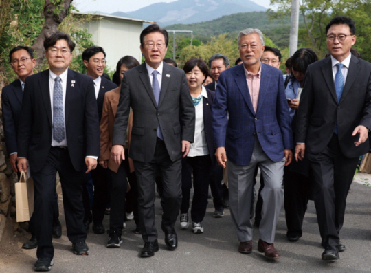 지난해 5월10일 경남 양산 평산마을을 찾은 이재명 더불어민주당 대표(앞줄 왼쪽 두 번째)가 문재인(앞줄 왼쪽 세 번째) 전 대통령과 함께 이동하고 있다. 연합뉴스