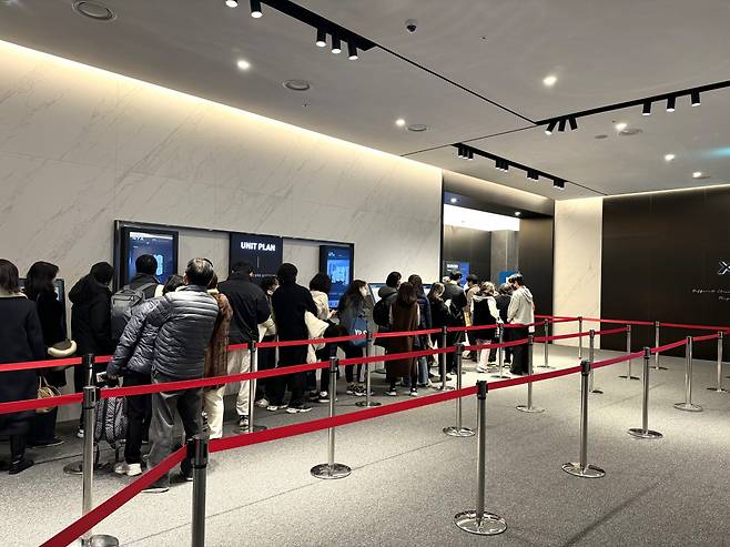 지난 2일 서울 강남구 자이갤러리에 마련된 ‘메이플자이’ 견본주택. 방문객들이 전용면적 59㎡A 유니트(주택 내부 견본)를 보기 위해 줄을 선 모습. [박로명 기자]