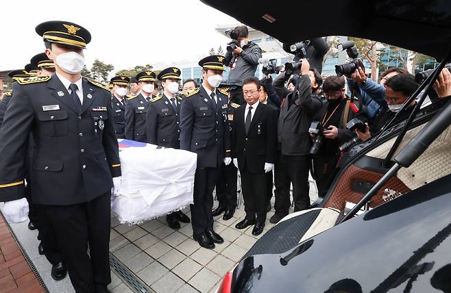 3일 오전 10시께 경북도청 동락관에서 고 김수광 소방장과 고 박수훈 소방교의 영결식이 엄수되고 있다.[경북도 제공]