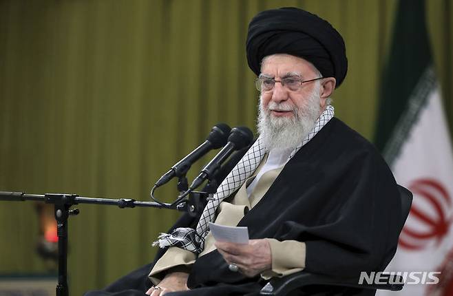 [테헤란=AP/뉴시스] 아야톨라 알리 하메네이 이란 최고지도자가 지난달 23일(현지시간) 이란 수도 테헤란에서 열린 회의에 참석해 연설하고 있다. 사진은 이란 최고지도자실 제공. 2024.02.03.