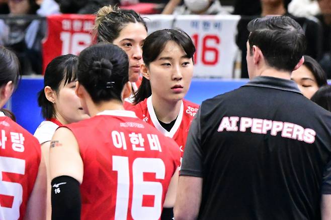 전술 지시 중인 페퍼 조 트린지 감독. KOVO 제공