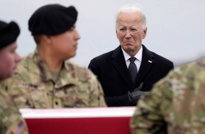 2일(현지시간) 미군 전사자 유해가 운구되는 동안 조 바이든 미국 대통령이 오른손을 왼쪽 가슴에 얹은 채 침통한 표정으로 이를 바라보고 있다. AP연합뉴스