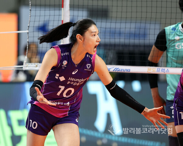 흥국생명 김연경, 역대통산 득점 4,500점 달성(제6호), 역대통산 공격득점 4,000점 달성(제6호), 역대통산 리시브정확 2,000개(제19호)를 달성.