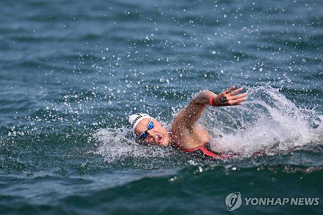 도하 세계수영선수권 오픈워터 스위밍 여자 10㎞ 1위 루벤달 (도하 AFP=연합뉴스) 루벤달이 3일 카타르 도하 올드 도하 포트에서 열린 2024 세계수영선수권 오픈워터 스위밍(마라톤 수영) 여자 10㎞에서 역영하고 있다.