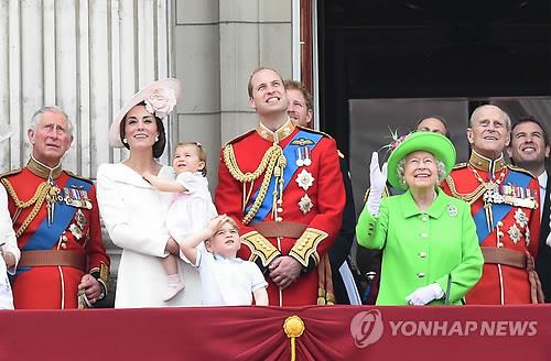 2016년 버킹엄궁 발코니에 선 영국 왕실 가족 [EPA=연합뉴스 자료사진. 재판매 및 DB금지]