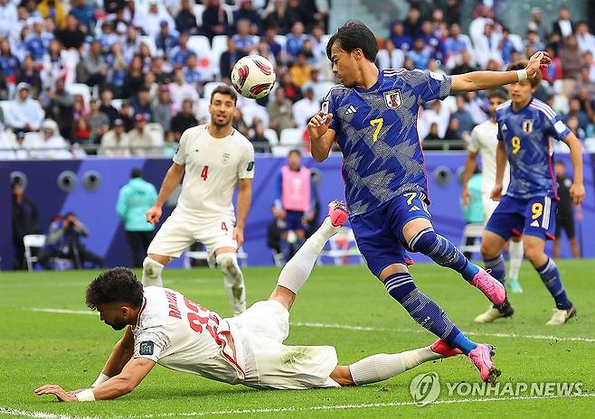 가오루 '짧네' (알라이얀=연합뉴스) 김도훈 기자 = 3일(현지시간) 카타르 알라이얀 에듀케이션 시티 스타디움 열린 2023 아시아축구연맹(AFC) 아시안컵 8강전 이란과 일본의 경기. 일본 미토마 가오루가 헤더슛을 위해 몸을 날리고 있다. 2024.2.3 superdoo82@yna.co.kr