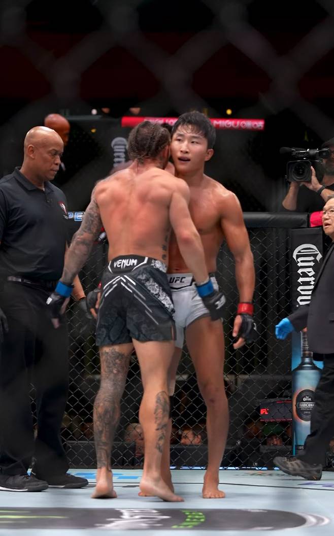 이정영이 UFC 데뷔전을 성공적으로 마친 뒤 상대 선수와 인사를 나누고 있다. 사진=UFC