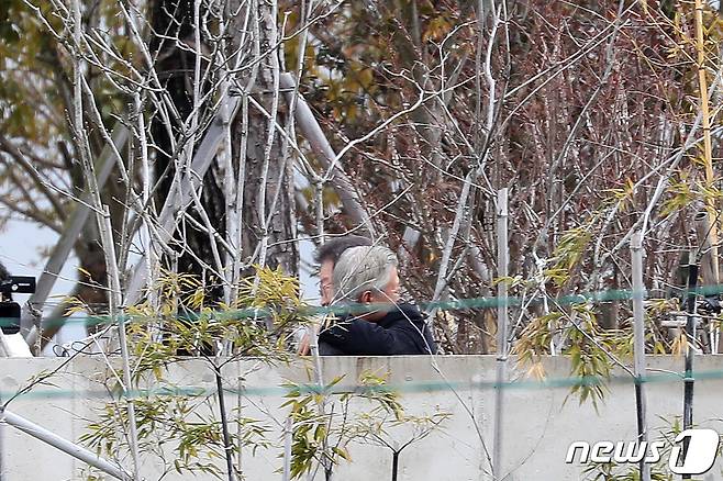 이재명 더불어민주당 대표가 4일 오후 경남 양산시 하북면 평산마을 문재인 전 대통령 사저를 방문해 문 전 대통령을 예방하고 있다. 2024.2.4/뉴스1 ⓒ News1 윤일지 기자