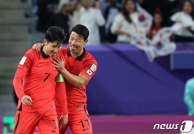 대한민국 손흥민이 2일(현지시간) 카타르 알와크라 알자누브 스타디움에서 열린 2023 아시아축구연맹(AFC) 카타르 아시안컵 8강전 호주와 대한민국의 경기에서 연장 전반 프리킥골을 넣은 후 황희찬과 기뻐하고 있다. 2024.2.3/뉴스1 ⓒ News1 김성진 기자