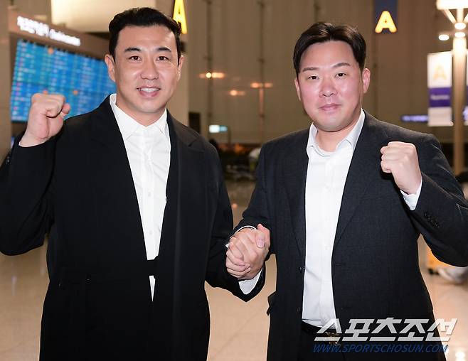 한화 이글스가 30일 오전 스프링캠프가 차려진 호주 멜버른으로 떠나기 위해 인천국제공항에 도착했다. 김강민과 안치홍이 손을 잡고 있다. 인천공항=정재근 기자 cjg@sportschosun.com/2024.1.30/