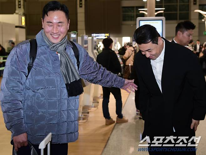 한화 이글스가 30일 오전 스프링캠프가 차려진 호주 멜버른으로 떠나기 위해 인천국제공항에 도착했다. 김강민이 최원호 감독에게 인사하고 있다. 인천공항=정재근 기자 cjg@sportschosun.com/2024.1.30/
