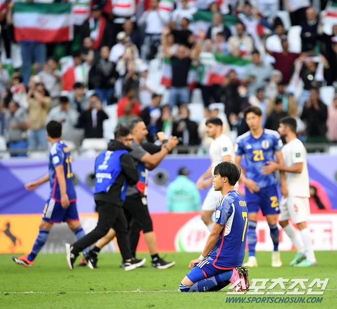 3일(현지시간) 카타르 알라이얀 에듀케이션 시티 스타디움에서 열린 2023 아시아축구연맹(AFC) 카타르 아시안컵 8강전 이란과 일본의 경기. 이란에 패하며 4강 진출에 실패한 일본 선수단이 아쉬워하고 있다. 알라이얀(카타르)=박재만 기자 pjm@sportschosun.com/2023.02.03/
