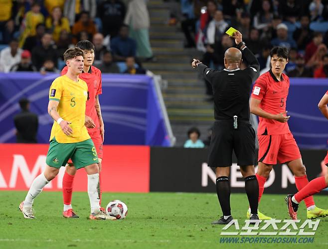 2일(현지시간) 카타르 알와크라 알자누브 스타디움에서 열린 2023 아시아축구연맹(AFC) 카타르 아시안컵 8강전 대한민국과 호주의 경기. 김민재가 경고를 받고 있다. 알와크라(카타르)=박재만 기자pjm@sportschosun.com/2023.02.02/