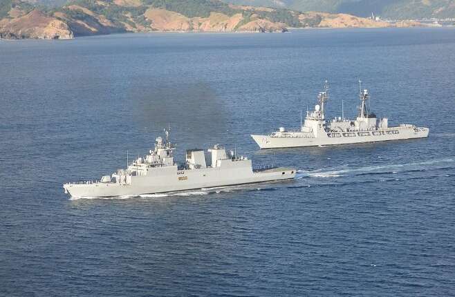 작년 12월 중순 중국과 필리핀이 영유권 분쟁을 벌이는 남중국해에서 인도 해군 호위함 카드마트호(앞)이 필리핀 해군 라몬 알카라즈호와 합동 훈련을 하고 있다. /India Sentinels
