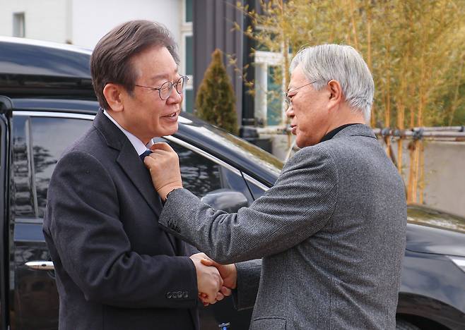이재명 더불어민주당 대표가 4일 오후 경남 양산시 하북면 평산마을을 찾아 문재인 전 대통령을 예방한 가운데 문 전 대통령이 이 대표의 피습 부위를 가리키며 위로하고 있다. (더불어민주당 제공) 2024.2.4/뉴스1