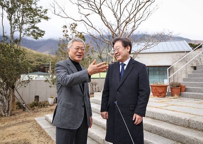 이재명 더불어민주당 대표가 4일 경남 양산시 평산마을 문재인 전 대통령 사저를 찾아 문 전 대통령과 대화를 나누고 있다.ⓒ뉴시스