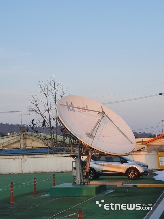 KT 백령국사에 설치된 거대 위성안테나