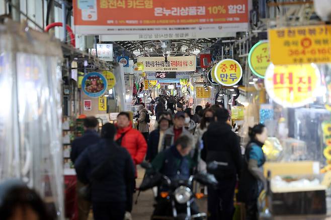 설 명절을 앞두고 지난 1일 오후 서울의 한 전통시장에서 시민들이 장을 보고 있다. 연합뉴스