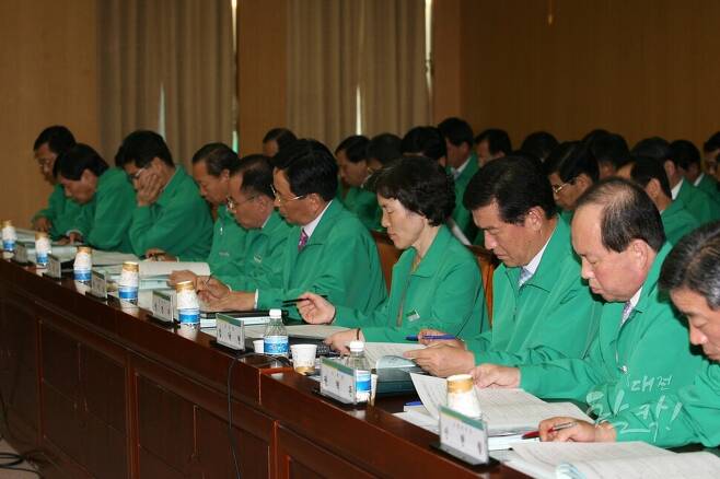 2007년 10월10일 대전시청에서 열린 시책구상 보고회에서 공무원들이 모두 초록색 근무복을 입고 앉아 있다. 대전시 제공