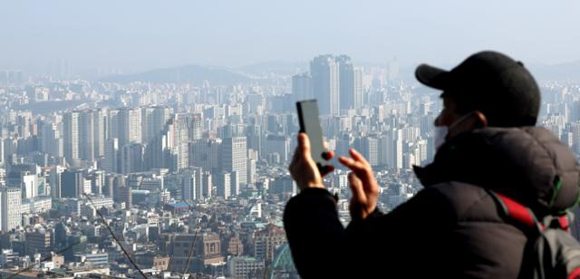 4일 오전 서울 중구 남산에서 바라본 도심에 아파트 단지가 보이고 있다. 뉴스1