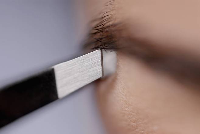 털을 뽑지 않고, 밀면 털이 더 굵게 자랄 수 있다./사진=클립아트코리아