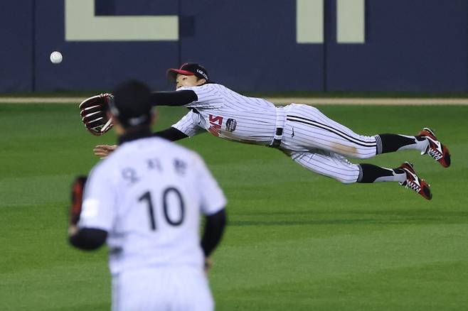 <yonhap photo-4292="">(서울=연합뉴스) 김주성 기자 = 13일 서울 잠실야구장에서 열린 2023 KBO 한국시리즈 5차전 kt wiz와 LG 트윈스의 경기. LG 중견수 박해민이 4회초 1사 1, 2루 상황에서 김민혁의 안타성 타구를 잡아내고 있다. </yonhap>