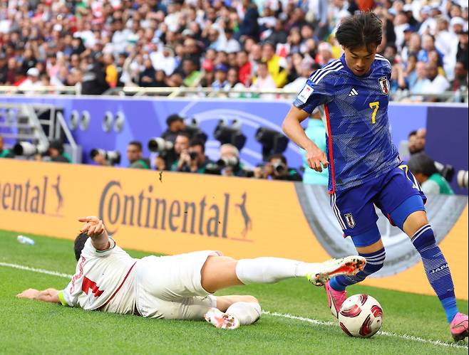 <yonhap photo-3791=""> 지난 3일 카타르 알라이얀 에듀케이션 시티 스타디움 열린 2023 아시아축구연맹(AFC) 아시안컵 8강전 이란과 일본의 경기. 이란 자한바크시가 일본 미토마 가오루(오른쪽)의 돌파를 태클로 저지하고 있다. 사진=연합뉴스</yonhap>