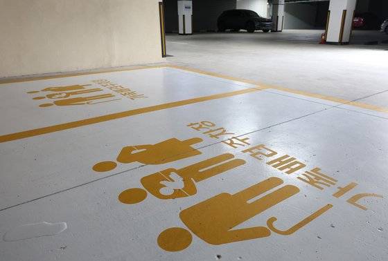 서울의 공공시설과 각종 대형시설 주차장에 마련됐던 '여성우선주차장'이 '가족배려주차장' 주차구획으로 전환된다. 연합뉴스