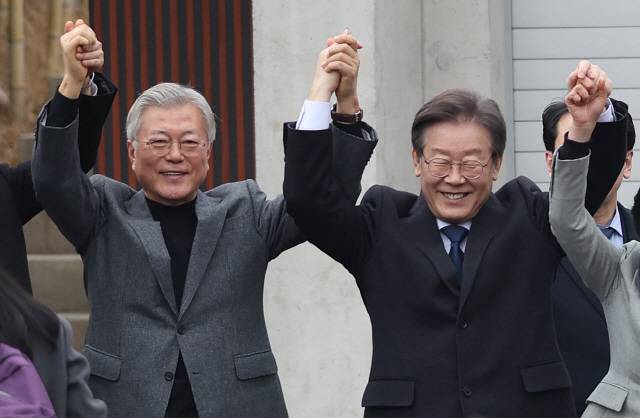 ▲ 더불어민주당 이재명 대표가 4일 오후 경남 양산시 하북면 평산마을 문재인 전 대통령 사저에서 문 전 대통령과 지지자에게 손 인사하고 있다.연합뉴스