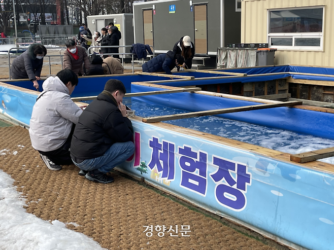 지난 1일 서울 노원구 공릉동 서울과학기술대 종합운동장 눈썰매장 한쪽에 마련된 빙어낚시 체험장. 유경선 기자