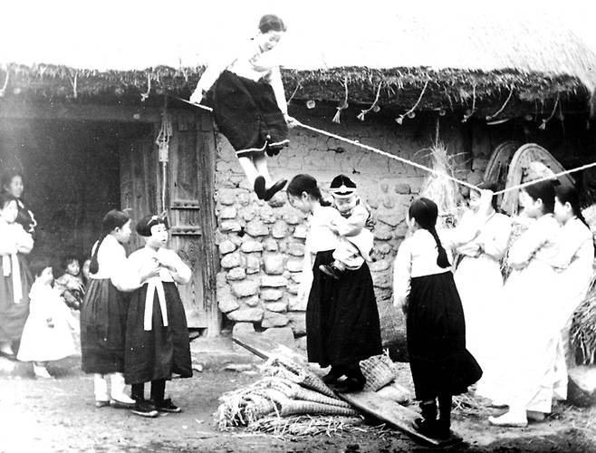 널뛰기(일제강점기). [국립중앙박물관]