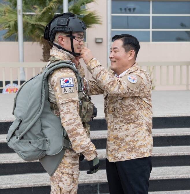 신원식 국방부 장관이 UAE(아랍에미리트) 군사훈련협력단(아크부대)을 방문해 국군 장병의 헬멧 끈을 조정해주고 있다. / 사진=국방부