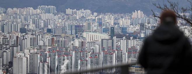 [서울=뉴시스] 정병혁 기자 = 서울 아파트 매매가격 하락세는 7주 연속 이어지고 있다. '전국 주간 아파트 가격 동향'에 따르면 1월 셋째주(15일 기준) 서울 아파트 매매가격은 0.06% 하락했다. 사진은 21일 서울 중구 남산에서 도심 아파트의 모습. 2024.01.21.