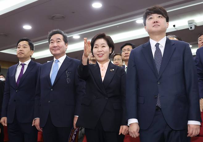 이준석 개혁신당 대표(오른쪽부터)와 양향자 전 한국의희망 대표, 이낙연 전 더불어민주당 대표, 금태섭 새로운선택 공동대표가 지난 1월 9일 국회 의원회관에서 열린 양 전 대표의 출판기념회에 나란히 서서 대화하고 있다. [연합]