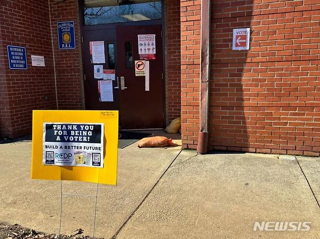 [컬럼비아(사우스캐롤라이나주)=뉴시스]이윤희 특파원 = 미국 민주당 사우스캐롤라이나 프라이머리(예비선거)가 열린 3일(현지시간) 오전 컬럼비아의 한 체육관에 마련된 투표소의 모습. 미국 민주당의 첫 번째 대선 경선인 사우스캐롤라이나 프라이머리는 이날 오전 7시부터 오후 7시까지 진행된다. 2024.02.04