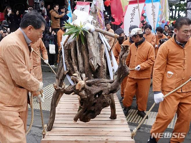 [제주=뉴시스] 오영재 기자 = 4일 오후 제주시 제주목 관아에서 열린 '2024 갑진년 탐라국 입춘굿'에서 올 한해 무사 안녕과 풍요를 기원하는 '낭쉐(나무소) 몰이'가 열리고 있다. 2024.02.04. photo@newsiscom