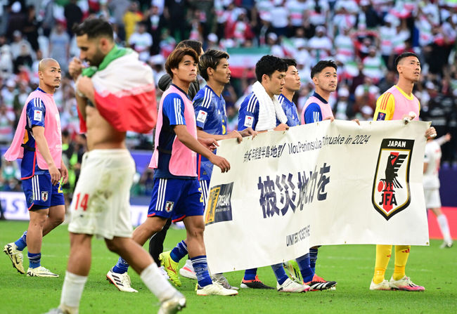 [OSEN=알 라이얀(카타르), 지형준 기자] '우승후보 1순위'로 꼽히던 일본이 무너졌다. 이란이 추가시간의 기적을 쓰며 4강행 티켓을 거머쥐었다. 일본은 3일 오후 8시 30분(이하 한국 시간) 카타르 알라이얀 에듀케이션 시티 스타디움에서 열린 2023 아시아축구연맹(AFC) 카타르 아시안컵 8강전에서 이란에 1-2로 역전패하며 탈락했다. 이로써 4강 진출의 주인공은 이란이 됐다.일본 선수들이 패배를 아쉬워하고 있다. 2024.02.03 / jpnews.osen.co.kr